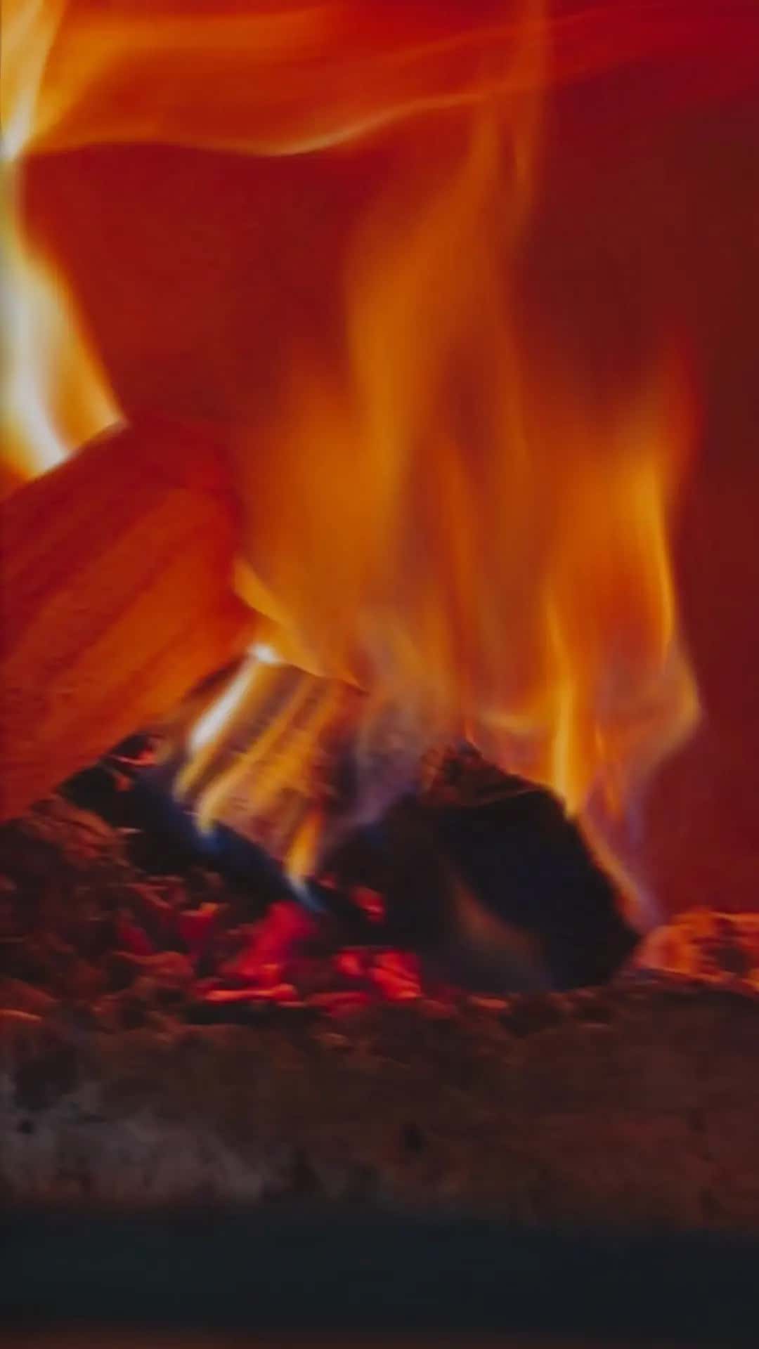 Feuer im holzbefeuerten Kuppelofen des Restaurants Napoli